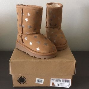 UGG - T Classic Short Stars - Size 6